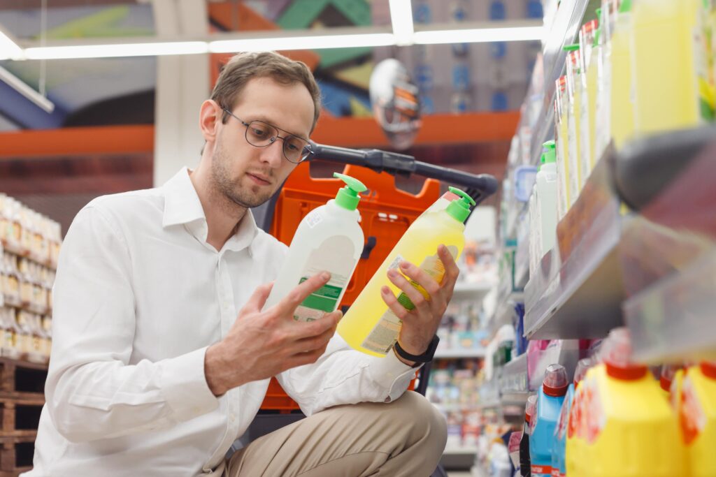 homem escolhendo detergente ecologico mercado cabilavi 