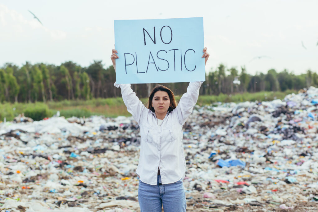 mulher fazendo protesto de não ao plastico descartavel cabilavi