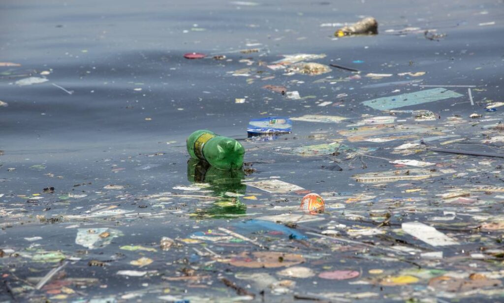 Descarte de plastico nos rios Cabilavi