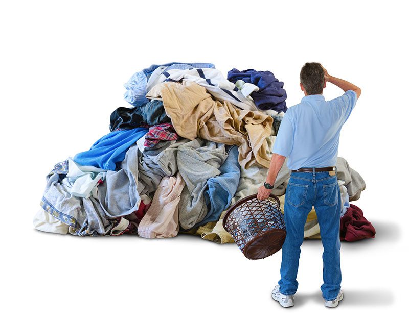 pilha de roupas pra lavar em lavanderia - Cabilavi