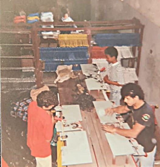 Equipe Cabilavi fazendo cabides manuais - cabilavi