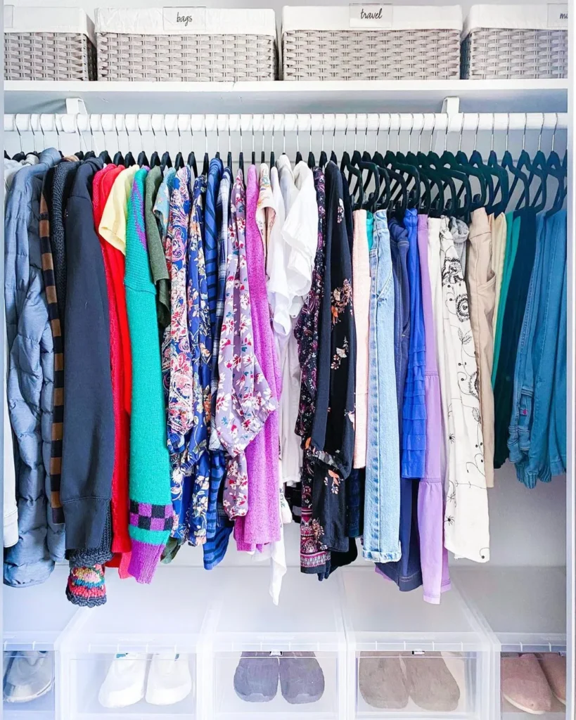 guarda roupa com cabides comuns - cabilavi