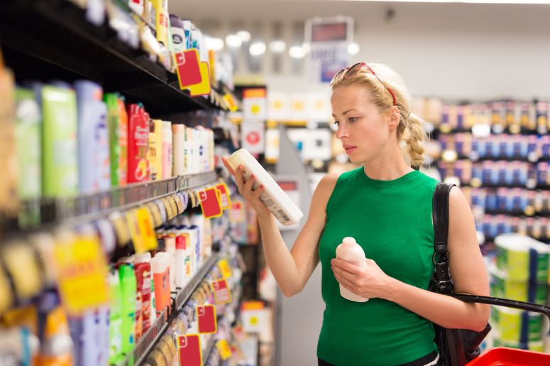 cliente analisando produto - cabilavi